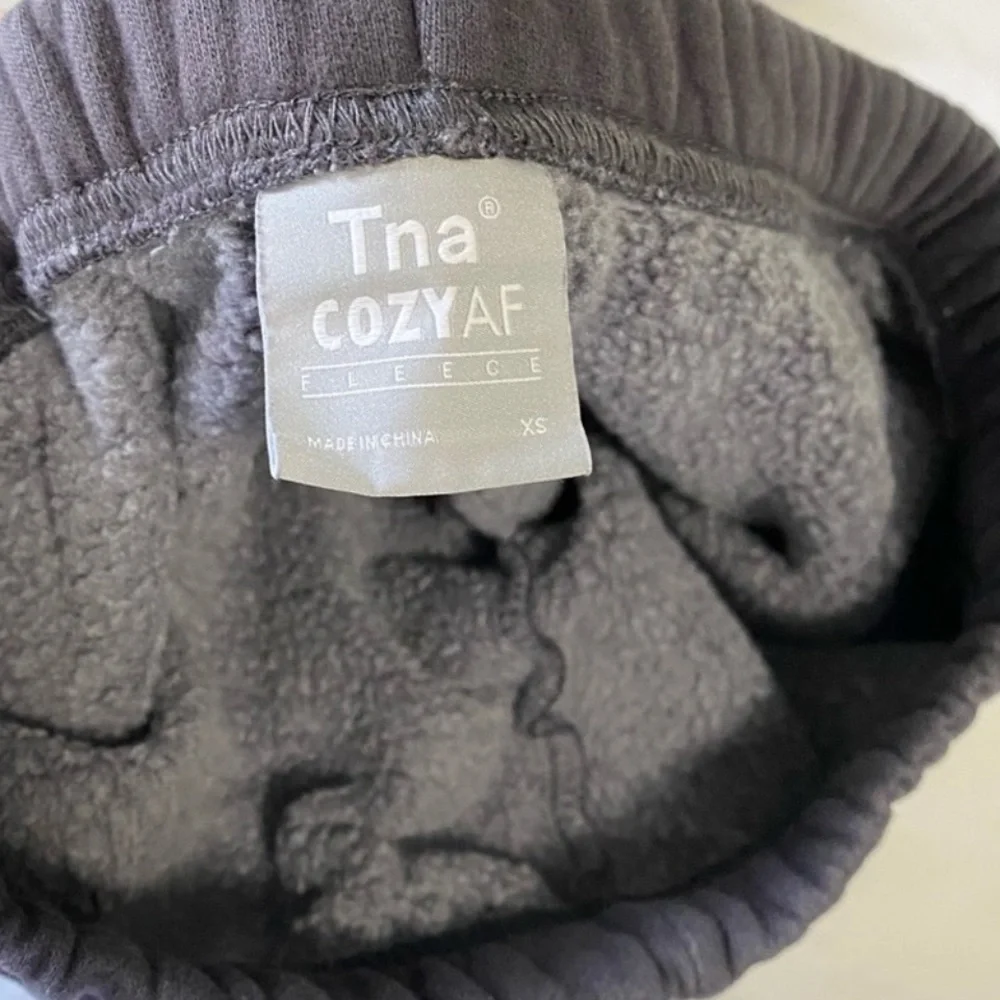 Aritzia TNA Highrise 3” sweatshorts - Picture 2 of 2